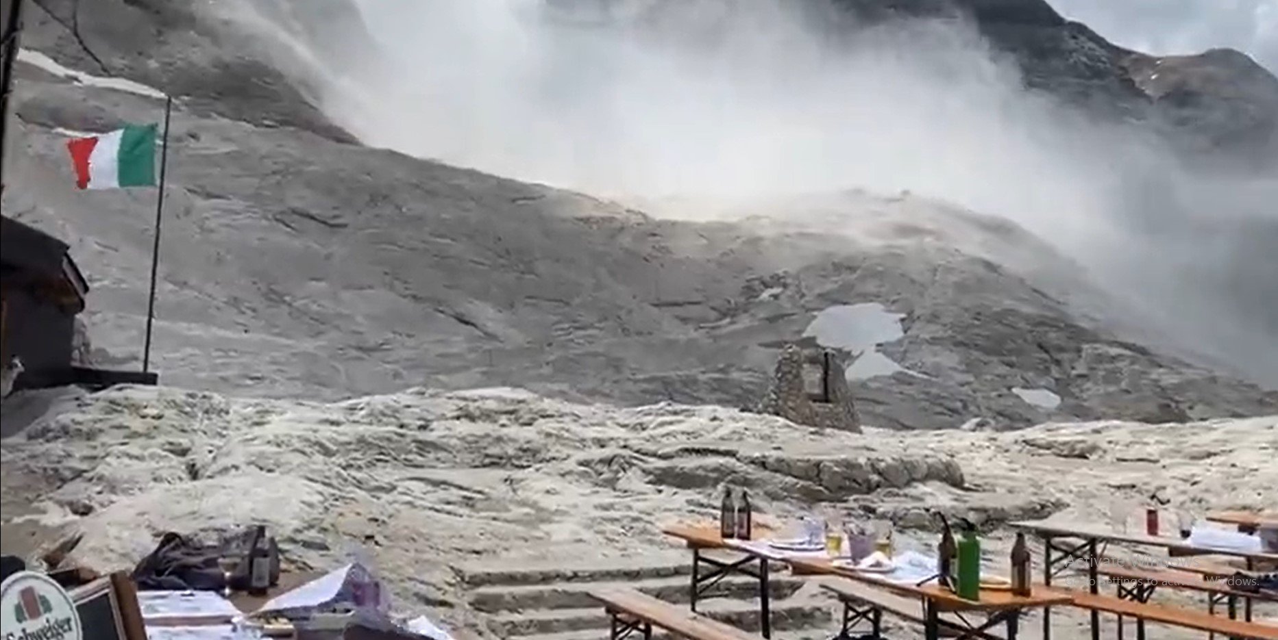  Un gheţar din Alpii Italieni s-a prăbuşit şi cel puţin cinci persoane şi-au pierdut viaţa