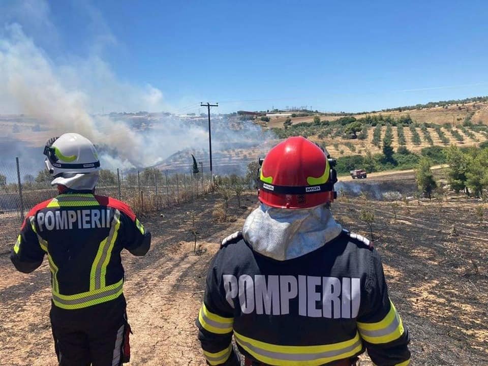  Pompierii români intervin azi pentru lichidarea unui incendiu de vegetaţie izbucnit la nord de Atena