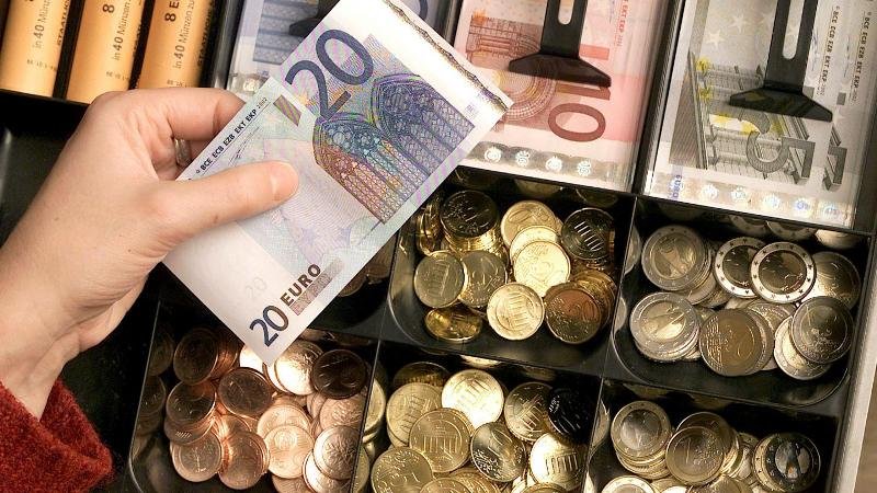  Euro s-a prăbușit la un minim istoric față de dolar. Cum este în comparație cu francul elvețian