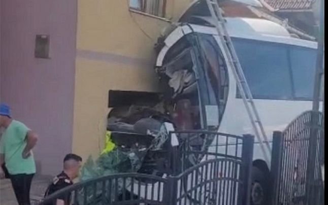  VIDEO Accident extrem de grav în Maramureş, cu 51 de victime. Autocar plin cu turişti, intrat într-o casă. Șoferul și ghidul au murit