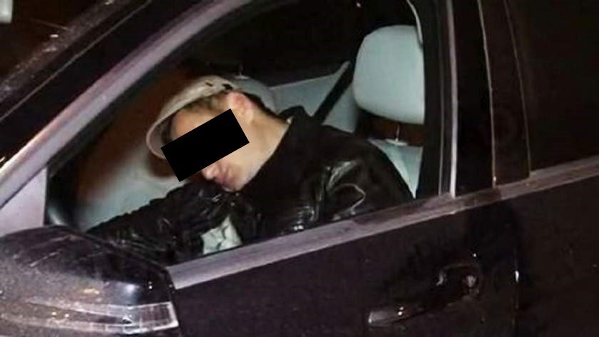  Poliţiştii l-au găsit dormind la volan, în şanţ, cu o alcoolemie de 2 la mie