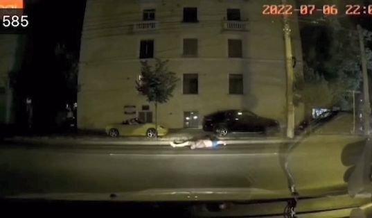  VIDEO – Accident cumplit filmat în Galaţi. Un motociclist se zbate între viaţă şi moarte