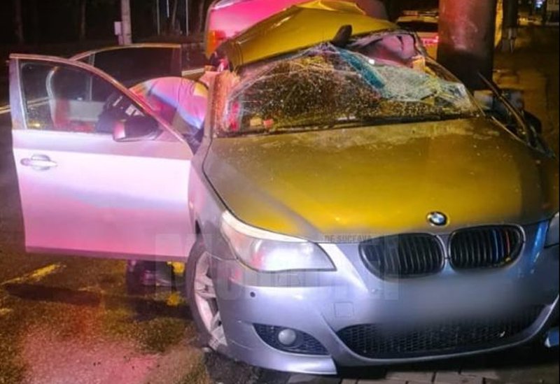  Patru tineri răniți după ce și-au izbit BMW-ul într-un stâlp în miez de noapte