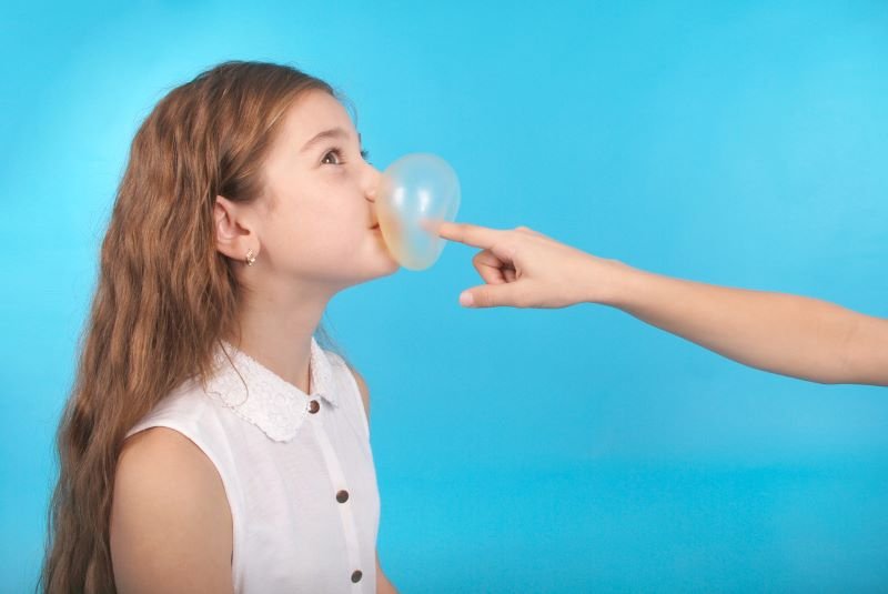  Ce se întâmplă dacă înghiți guma de mestecat