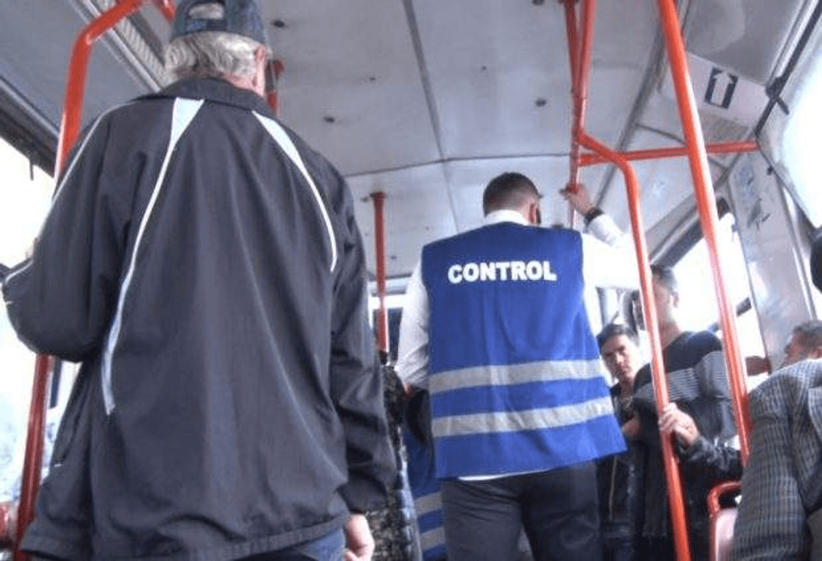  Fază de tot râsul cu un ucrainean şi trei controlori într-un autobuz din Bucureşti