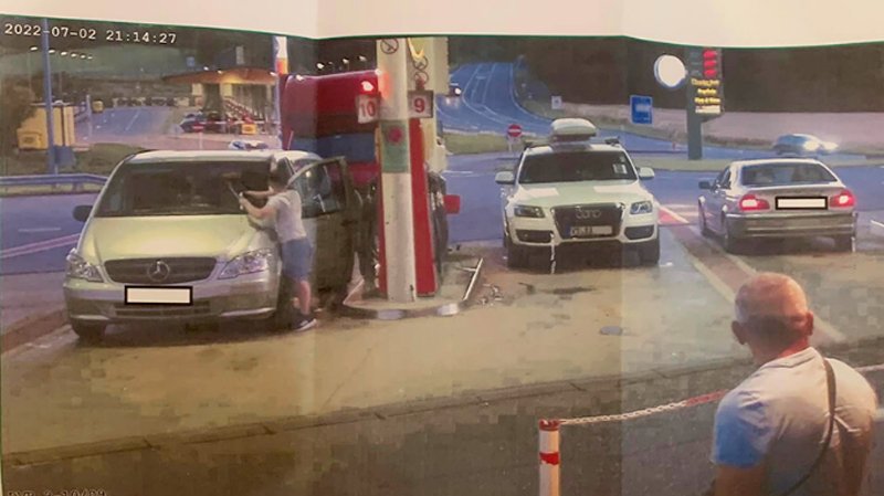  FOTO Un șofer și-a parcat mașină la o… pompă, într-o benzinărie. Ce amendă i-a venit acasă