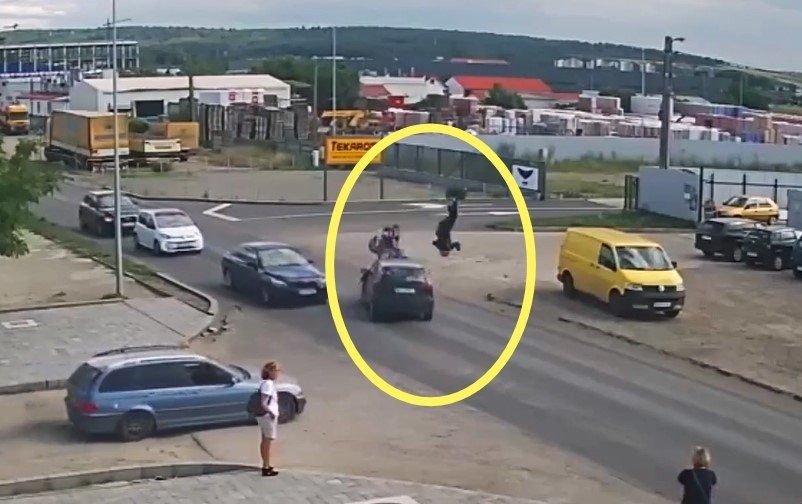  VIDEO Impactul crâncen al unui motociclist care a zburat zeci de metri prin aer, după o cursă nebunească pe contrasens