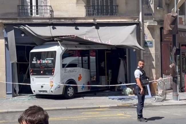  VIDEO Un autocar a intrat într-un magazin de haine la Paris: 7 răniţi, din care 2 în stare gravă