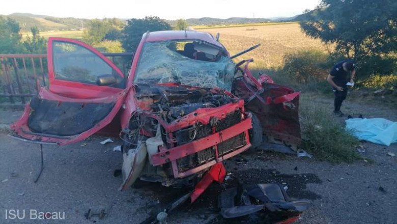  FOTO Un mort şi trei răniţi într-un accident rutier produs la Sănduleni, județul Bacău