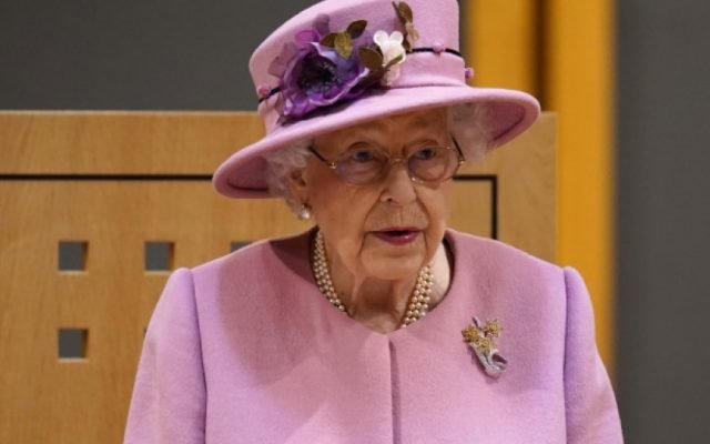  Regina Elizabeth a II-a acordă George Cross, cea mai înaltă distincţie civilă, NHS