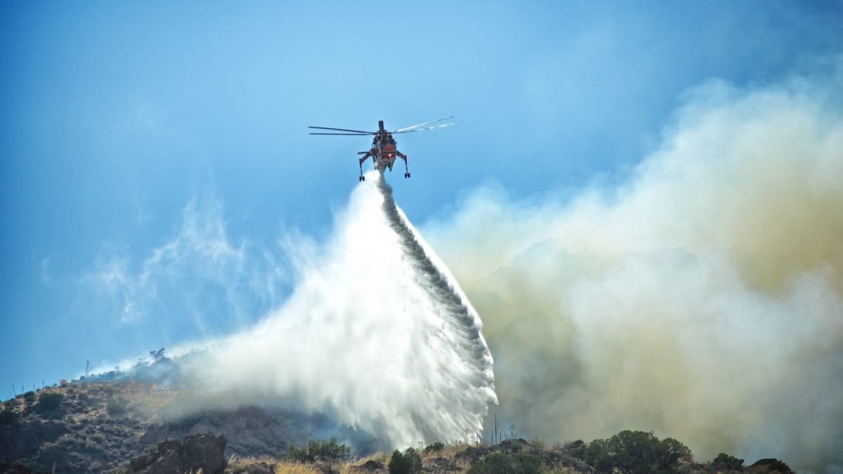  VIDEO Un român trimis în Grecia să stingă incendiile a murit după ce s-a prăbușit cu elicopterul. Pilotul, tot un român, a fost salvat