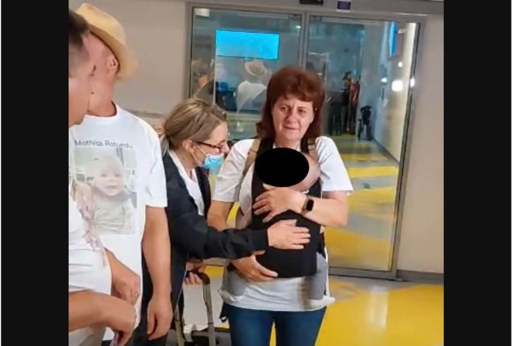  Bebelușul celor doi români arestați în Danemarca a fost adus în România. Copilul, lăsat în grija bunicilor materni