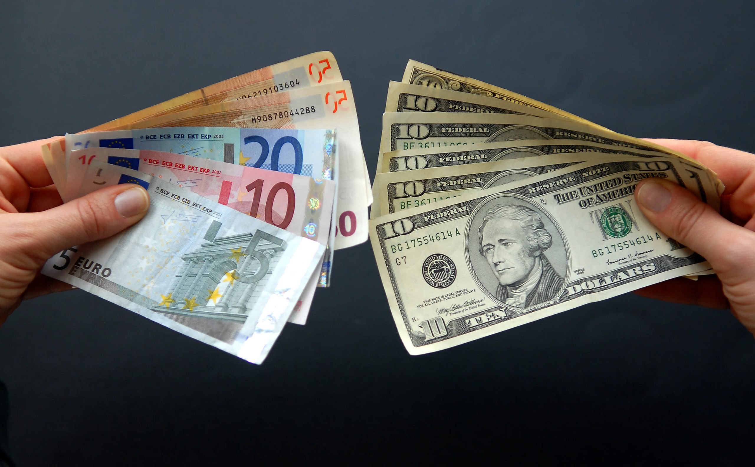  Cât de mult mai poate scădea euro în faţa dolarului? Un moment simbolic care va avea consecinţe