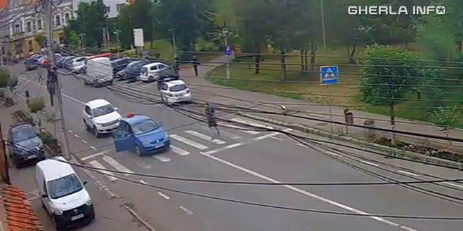  VIDEO Mașină școală de șoferi lovită pe trecerea de pietoni