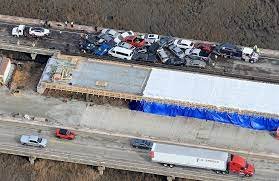  VIDEO Carambol cu şase morţi pe o autostradă din SUA din cauza unei furtuni de nisip
