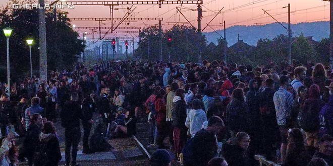  VIDEO CFR își freacă mâinele de bucurie: așa arată gara din Bonțida după o noapte de petrecere la Electric Castle