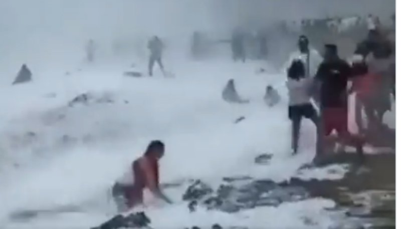  VIDEO O familie de opt persoane, luată brusc de pe plajă, de un val uriaş. Doar trei oameni au fost salvaţi din marea agitată