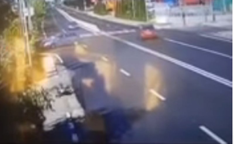  VIDEO Tot mai multe accidente în care sunt implicați motocicliști: Un tânăr a zburat prin aer 20 de metri după ce a intrat într-o mașină