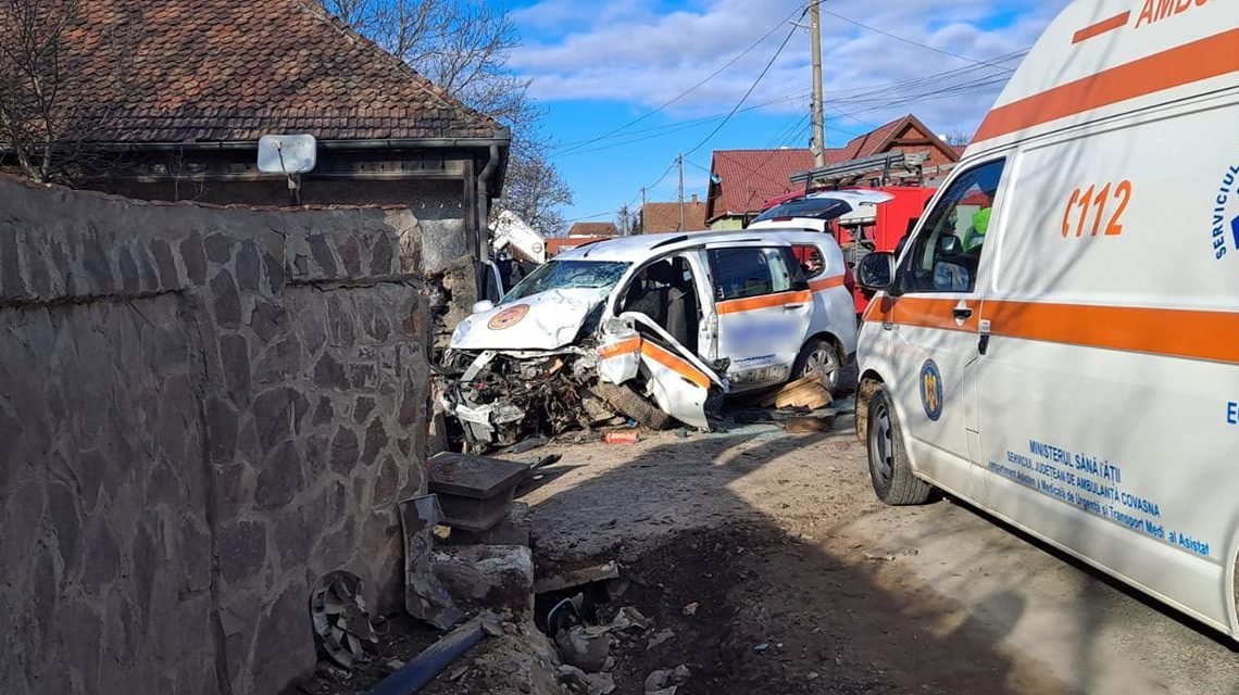  Un copil de 14 ani, din Vaslui, a murit după ce ambulanța în care era resuscitat a fost lovită de o mașină