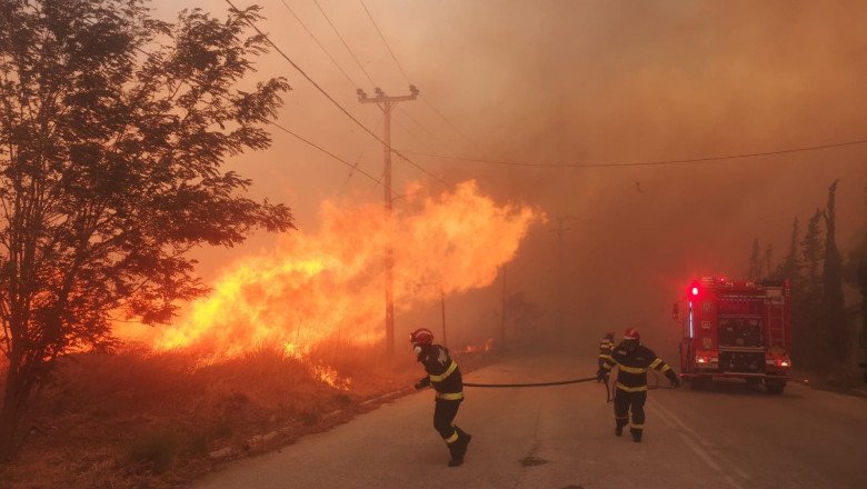  Incendii masive la nord de Atena, eforturile de stingere au fost reluate miercuri dimineaţă