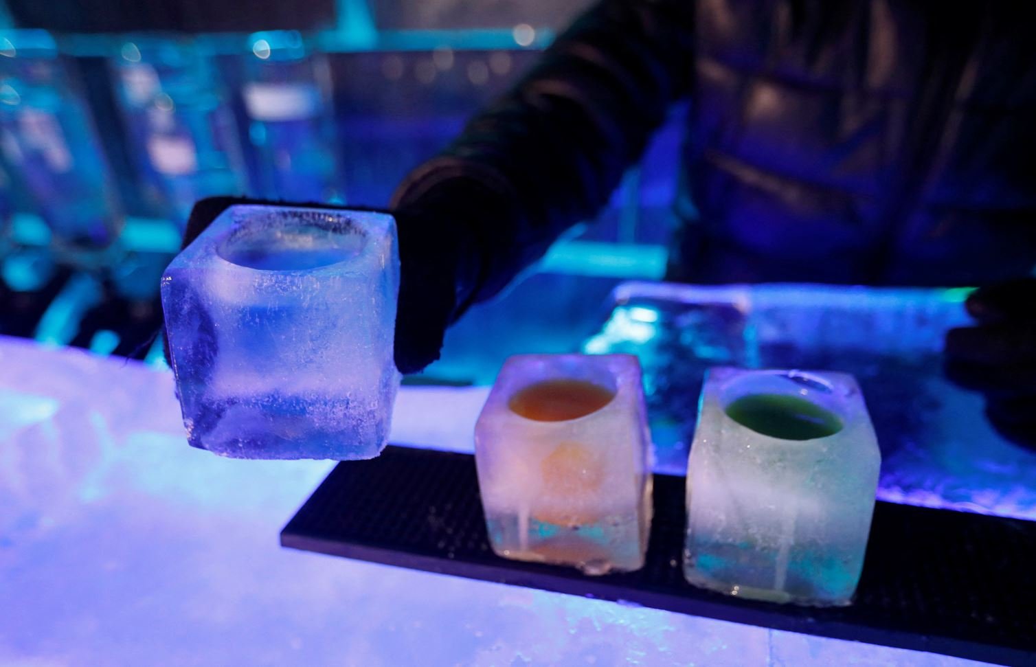  Un bar din Praga oferă turiştilor care fug de caniculă un refugiu la -7 grade Celsius