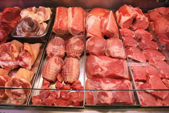  Carnea, un lux pentru români. Cât costă un kilogram de muşchi de porc sau piept de pui