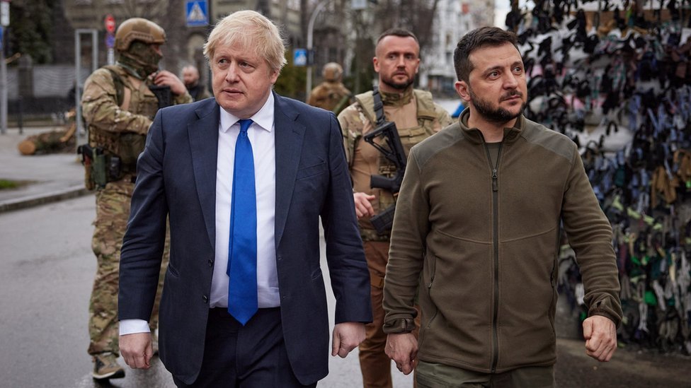  Londra va sprijini Ucraina oricare ar fi viitorul prim-ministru britanic, îl asigură Johnson pe Zelenski