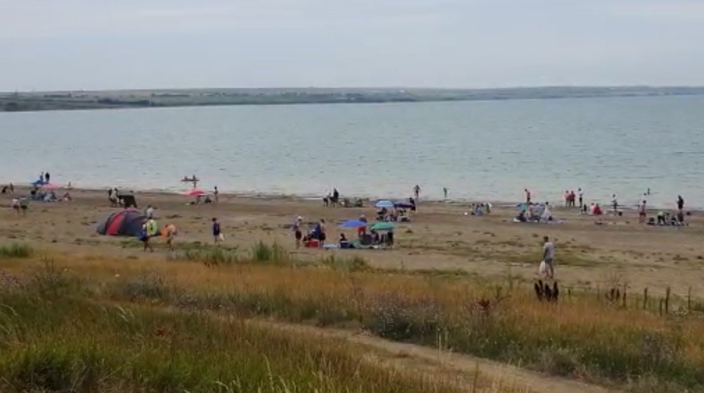  VIDEO – Sute de persoane, printre care şi foarte mulţi ieşeni, la plajă la Lacul Stânca Costeşti