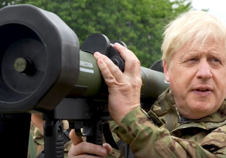  VIDEO – Boris Johnson, premierul demisionar al Marii Britanii, s-a jucat puţin de-a războiul