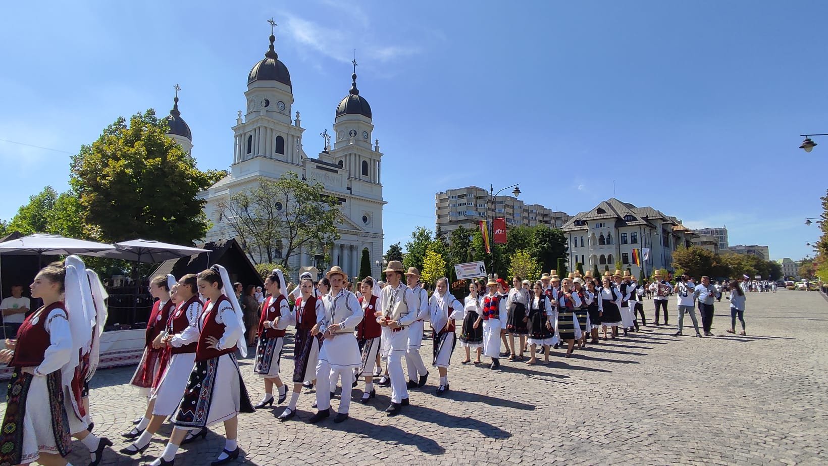  VIDEO Nu ratați Festivalul Cătălina! Sute de participanți, la Palas