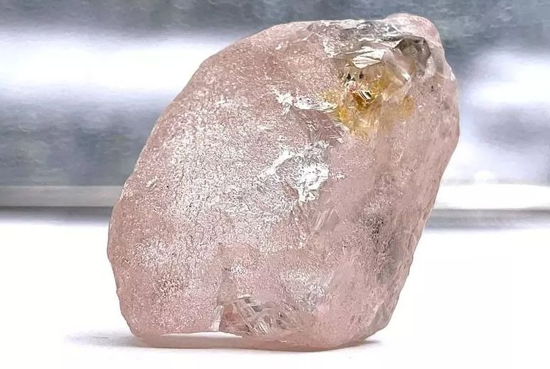  Cel mai mare diamant roz descoperit în ultimii 300 de ani a fost extras în Angola
