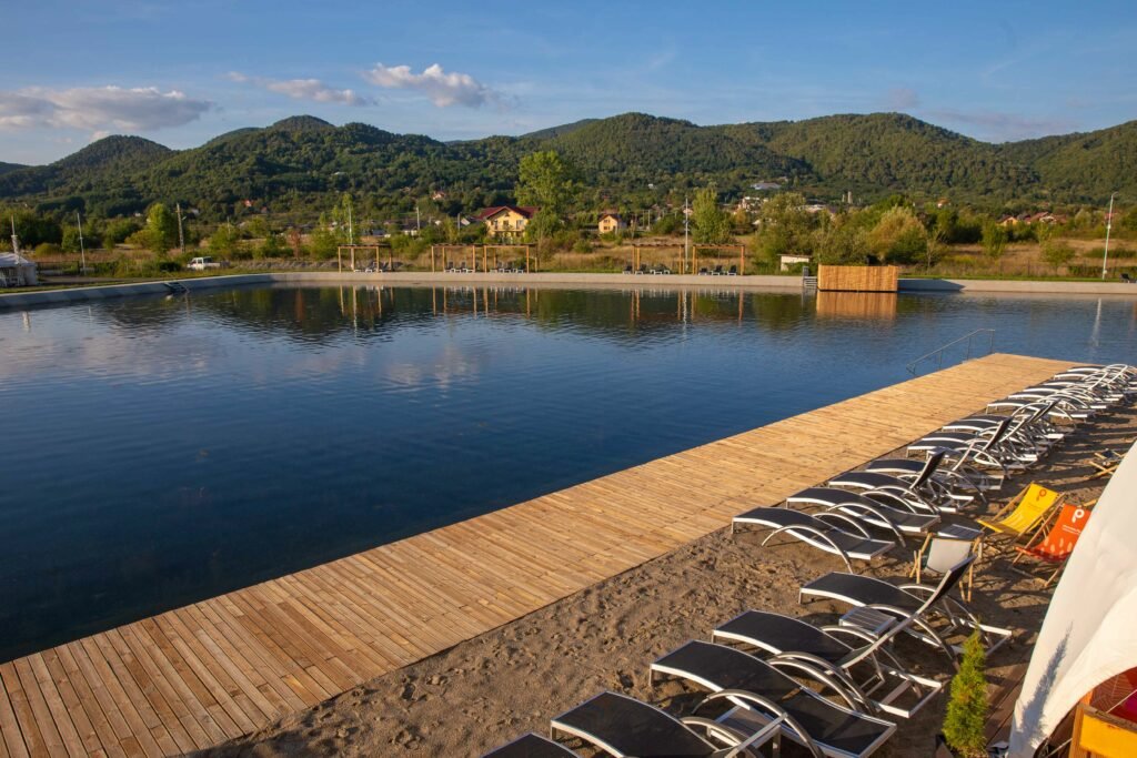  Cea mai mare piscină naturală din estul Europei se află în România. Are 18.000 de metri pătrați şi este o oază de relaxare