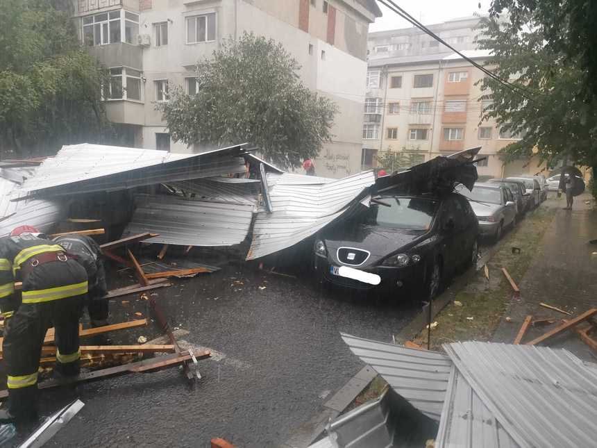  Furtună puternică la Focşani – Copaci şi acoperişuri au căzut peste autoturisme
