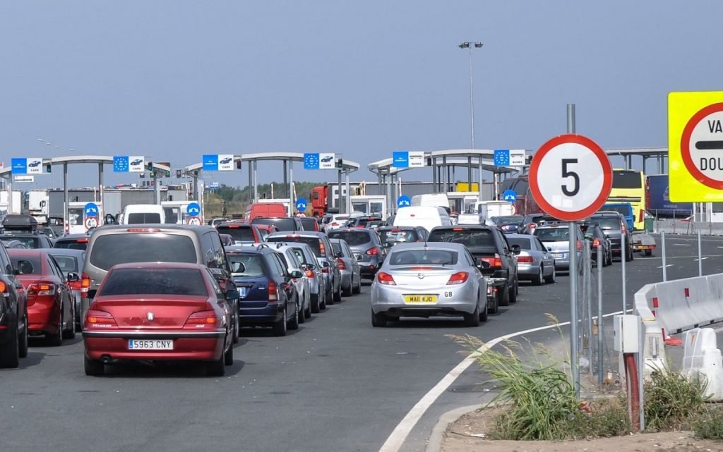  Cozi de mașini la frontiera cu Ungaria şi Bulgaria, unde se așteaptă și două ore