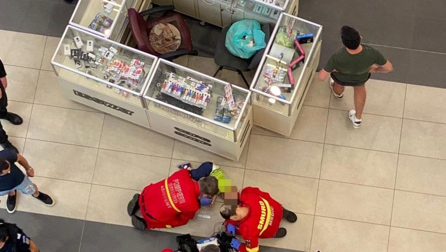  Arad: Dosar penal în cazul copilului care a căzut de la etaj în interiorul unui mall