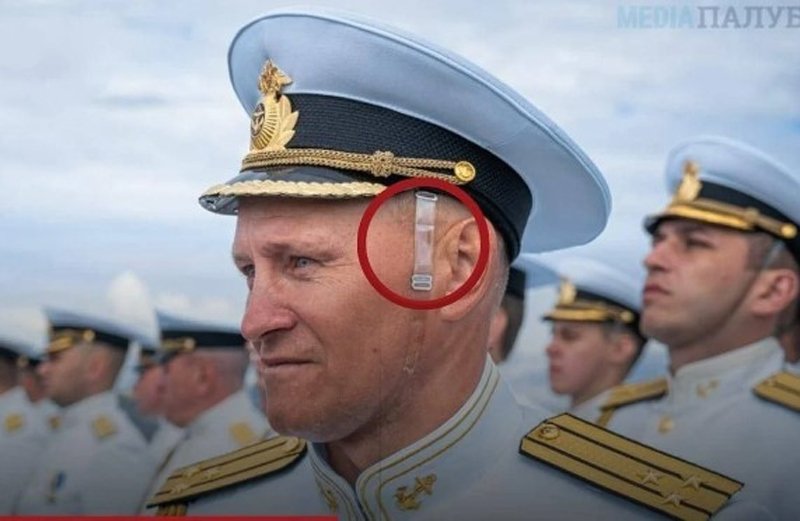  FOTO Un comandant rus de submarin s-a prezentat la parada de Ziua Marinei având cascheta prinsă cu o bretea de sutien