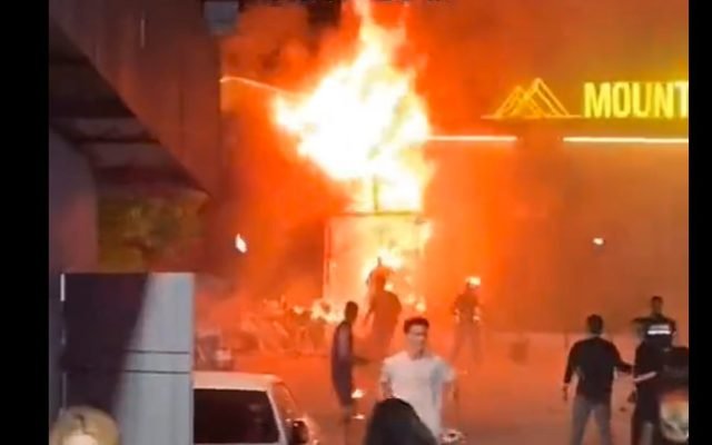  VIDEO Cel puțin 13 morți și 40 de răniți, după ce un club de noapte din Thailanda a luat foc