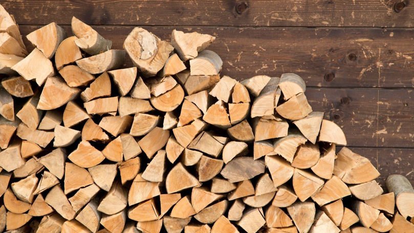  S-au scumpit lemnele de foc. Cât costă acum aprovizionarea pentru iarnă