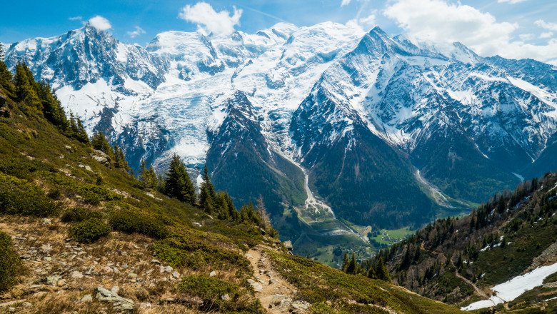  Râde mapamondul de ei: 5 români au vrut să urce pe Mont Blanc în teniși și șorturi