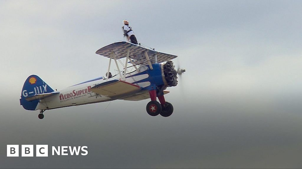  VIDEO O bătrână de 93 de ani a zburat legată de aripa unui avion