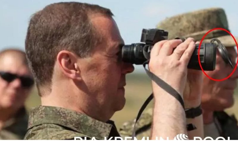  FOTO Cum se face de râs propaganda rusă. Oare ce vede prin binoclu Medvedev?