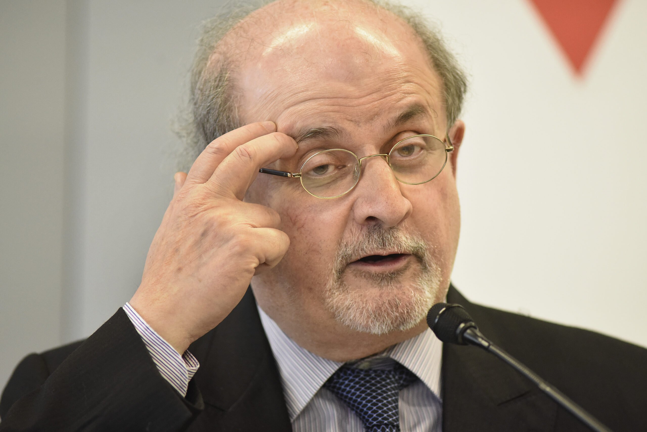  Ce este o fatwa şi ce legătură are cu trecutul scriitorului Salman Rushdie