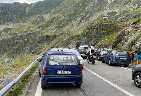  Blocaj pe alocuri pe Transfăgărăşan din cauza unor şoferi care au parcat pe carosabil
