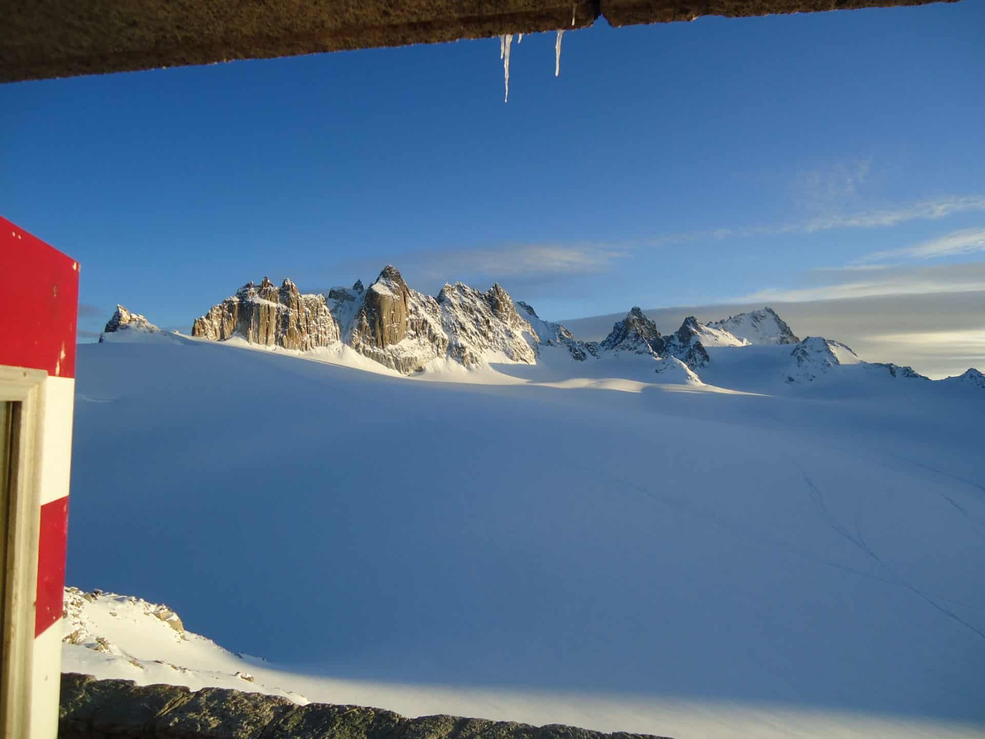  Cadavrul unui alpinist care ar fi murit cu decenii în urmă a fost descoperit pe gheţarul Stockji din Elveţia
