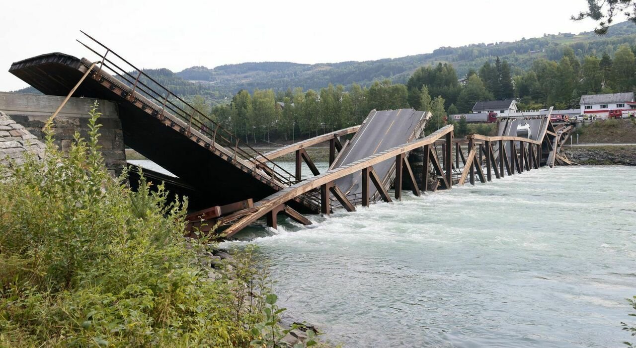  FOTO Un pod rutier s-a prăbuşit şi două maşini au căzut în apă. De această dată, în Norvegia
