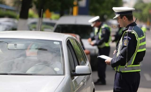  Razii masive ale poliţiştilor de la Târgu Frumos: 33 de sancţiuni la stradă, 5 permise reţinute