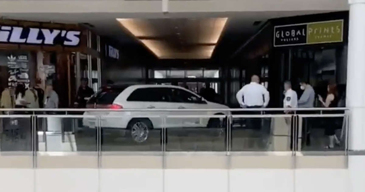  VIDEO O femeie a reușit să se plimbe cu mașina la etajul 2 al unui mall