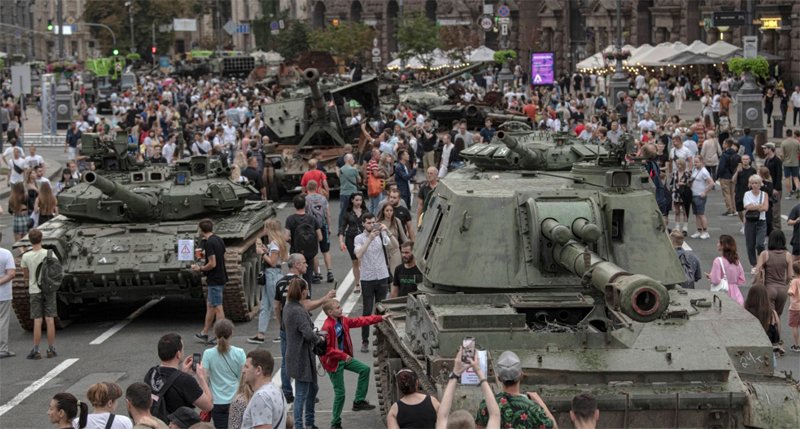  VIDEO Armata distrusă a lui Putin defilează în Kiev. Tancuri rusești de milioane, scoase din uz