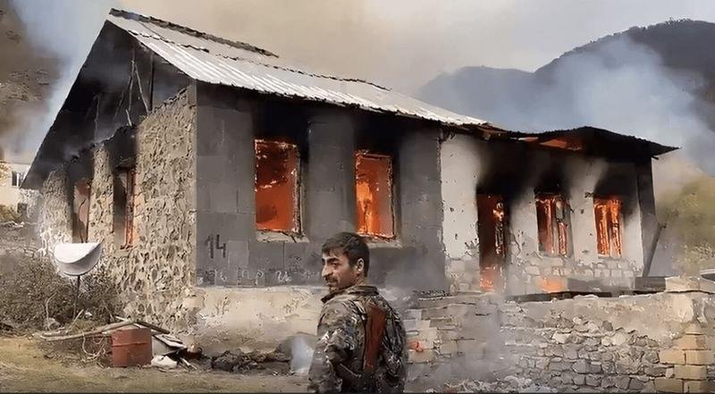  VIDEO Armenii din Lachin își incendiază casele înainte de a preda teritoriul forțelor azere