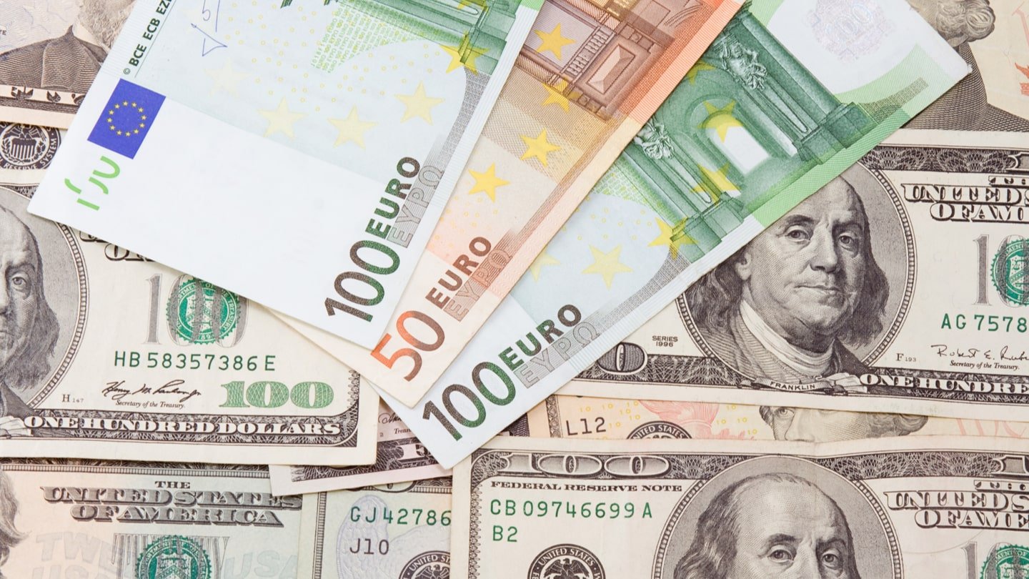  Euro atinge cel mai scăzut nivel față de dolar de la punerea sa în circulație, în 2002